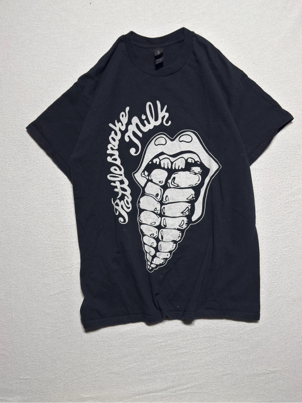 Gildan Rattlesnake Milk T-Shirt Graphic Tee Medium Black